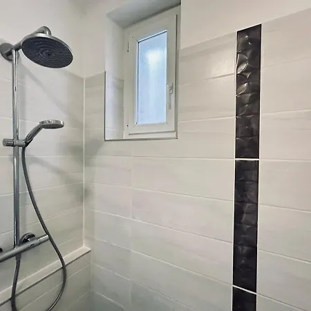 Jadart T3 Avec Balcon Au Pied De La Cathedrale *