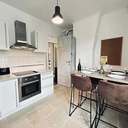 Jadart T3 Avec Balcon Au Pied De La Cathedrale