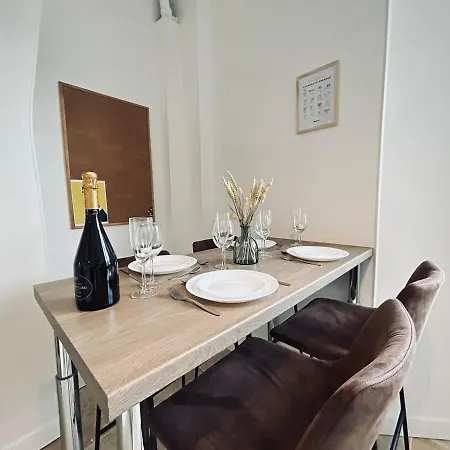 Jadart T3 Avec Balcon Au Pied De La Cathedrale