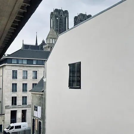 Jadart T3 Avec Balcon Au Pied De La Cathedrale דירה